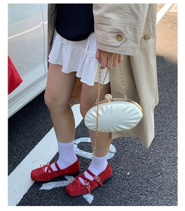 Pochette coquillage blanche avec chaîne dorée et ballerines Mary Jane rouges