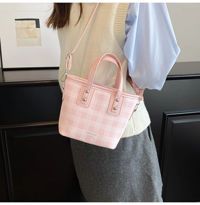 Rosa karierte Beuteltasche mit abnehmbarem Gurt an einem Model zur Größendarstellung