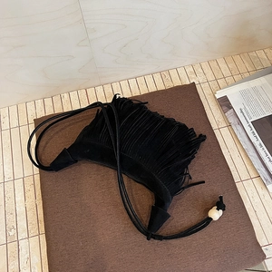 Dettaglio borsa a tracolla in pelle scamosciata nera con frange e perline di legno decor