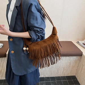 Borsa hobo in camoscio marrone con frange boho e ciondolo in perline di legno sulla tracolla