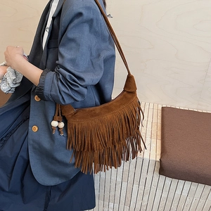 Borsa hobo in pelle scamosciata marrone con frange lunghe e nappa di perline stile boho