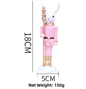 Dettaglio soldatino coniglio di Pasqua in resina rosa e oro con misura di 18cm