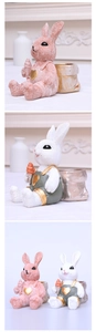 Detalle de macetas de conejito de Pascua en resina rosa y blanca con textura vintage