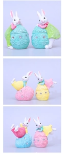 Detalle macro de conejitos de Pascua de resina con encaje y huevos decorados con strass