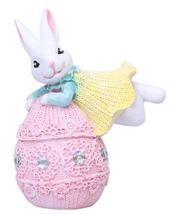 Detalle de conejo de Pascua en huevo rosa con texturas de encaje y pedrería