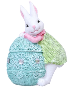 Detalle de conejo de Pascua de resina con vestido tejido y huevo con encaje