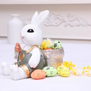 Figura de conejo de Pascua con mono verde, helado y huevos decorativos de sobremesa