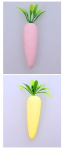 Makro-Detail von Osterkarotten aus Schaumstoff in Rosa und Gelb mit grünen Blättern