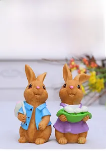 Vista detallada de conejitos de Pascua de resina pintados a mano con ropa colorida