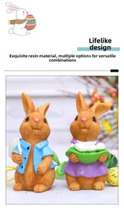 Detalle de figuras de resina de conejos de Pascua con camisa azul y vestido púrpura