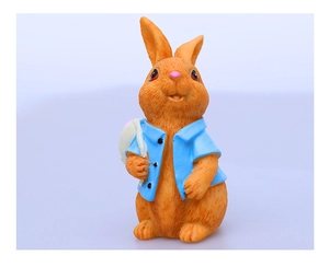 Vista detallada de una figura de conejo de resina naranja con camisa azul para decoración