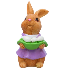 Detalle de figura de conejo de Pascua con falda morada y cesta verde de resina