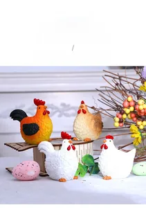 Détail de l'ensemble coq et poule en résine avec texture de plumes pour décor de Pâques
