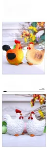 Vue détaillée de figurines de poussins en résine peintes à la main avec plumes