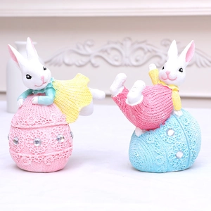 Figuritas de conejo de Pascua de resina con textura tejida y base de huevo con pedrería