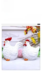 Vue détaillée de deux figurines de poulet en résine pour Pâques avec textures fines