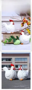 Vue détaillée de figurines de coq et poule en résine blanche pour décoration de Pâques