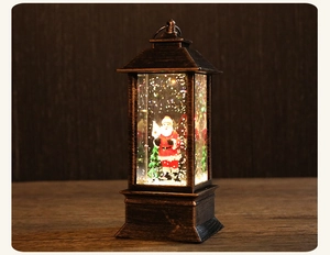Dettaglio di lanterna natalizia vintage con scena di Babbo Natale, glitter e luce calda