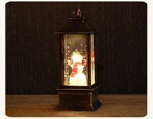 Dettaglio lanterna di Natale vintage con pupazzo di neve e glitter fluttuanti interni