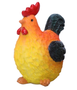 Détail d'une figurine de coq montrant les textures de plumes jaunes et la crête rouge vif