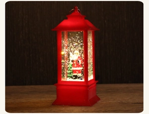 Dettaglio lanterna di Natale rossa con Babbo Natale ed effetto neve scintillante