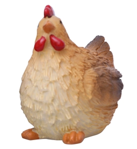Vue détaillée d'une figurine de poulet en résine jaune avec textures de plumes