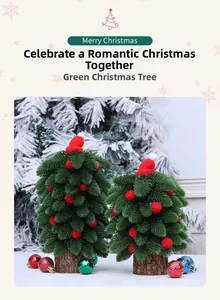 Détail de mini sapins de Noël en feutre vert avec boules rouges et bonnets sur socle bois