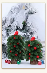 Détail de sapins de Noël en feutre avec pompons rouges et mini chapeaux sur socle bois
