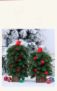 Vue détaillée de mini sapins de Noël avec socles en bois, pompons rouges et petits bonnets