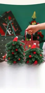 Détails de sapins de Noël miniatures avec pompons rouges et petit train vert de collection