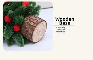 Détail du mini sapin de Noël avec boules rouges et socle en bois naturel rustique