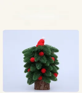 Vue détaillée du mini sapin de Noël en feutre avec pompons rouges et base en bois