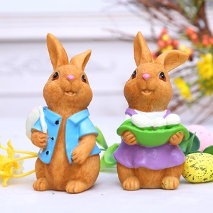Figuras de conejitos de Pascua en resina con chaqueta azul y vestido morado de jardín