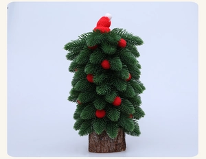 Détail d'un mini sapin de Noël en feutre vert avec pompons rouges et socle bois
