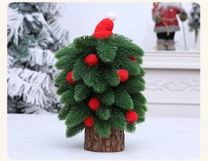Détail d'un mini sapin de Noël avec pompons rouges et base en bois naturel rustique