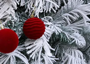 Λεπτομέρεια από κόκκινες βελούδινες χριστουγεννιάτικες μπάλες με λείες και ανάγλυφες υφές