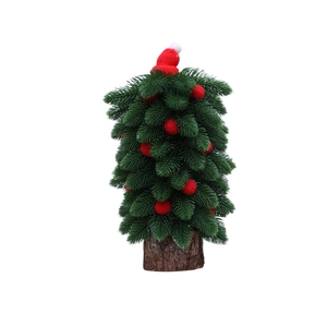 Détail de mini sapin de Noël en feutre avec pompons rouges et socle en bois naturel