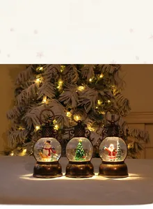 Détail de lanternes de Noël rétro avec effet de neige et scènes de Père Noël et bonhomme