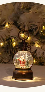 Détail de lanterne de Noël vintage avec boule à neige Père Noël et fond bokeh chaud