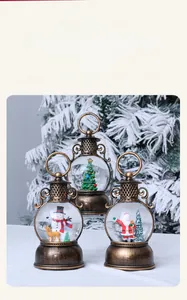 Détail de lanternes de Noël vintage avec Père Noël et bonhomme de neige en boule à neige