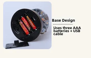 Détail de la base de la lanterne de Noël montrant les options USB et piles AAA