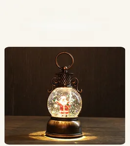 Vue détaillée d'une lanterne de Noël rétro avec père Noël, boule à neige et éclairage LED