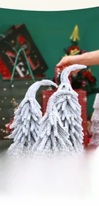 Sapins de Noël blancs floqués avec base en bois dans un décor de fête joyeux