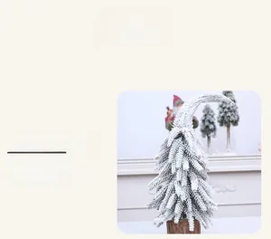 Détail d'un mini sapin de Noël floqué avec effet neige et socle en bois naturel