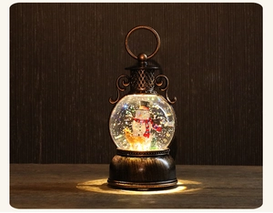 Détail d'une lanterne de Noël vintage avec bonhomme de neige et lumière LED chaude