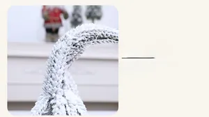 Détail d'un mini cèdre de Noël penché avec une texture de neige floquée épaisse