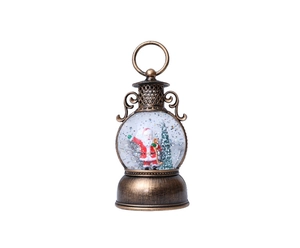 Détail d'une lanterne de Noël vintage en bronze avec un Père Noël en boule à neige
