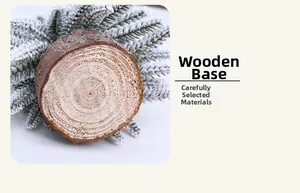 Gros plan d'un mini sapin de Noël enneigé avec une base en bois naturel