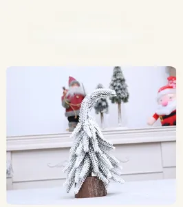 Mini sapin de Noël enneigé avec socle en bois naturel pour décoration de table festive