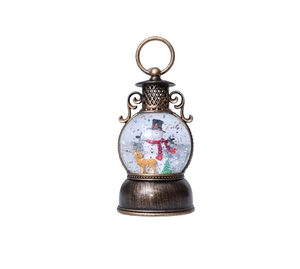Détail d'une lanterne de Noël vintage en bronze avec bonhomme de neige et cerf